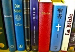 Os livros da bíblia em Inglês, alemão, espanhol, francês e russo