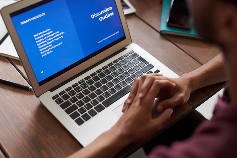Saiba como aprimorar seus conhecimentos estudando on-line